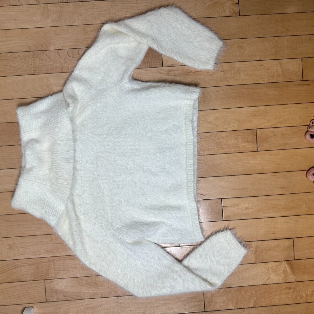 URBAN OUTFITTERS Cropped Cowl Neck Eyelash Soft Sweater Size XS - Picture 7 of 8